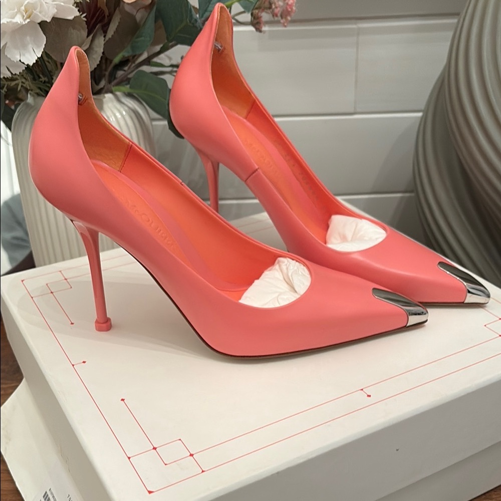 Alexander McQueen Designer heels great deal BNIB apricot/ silver stunners